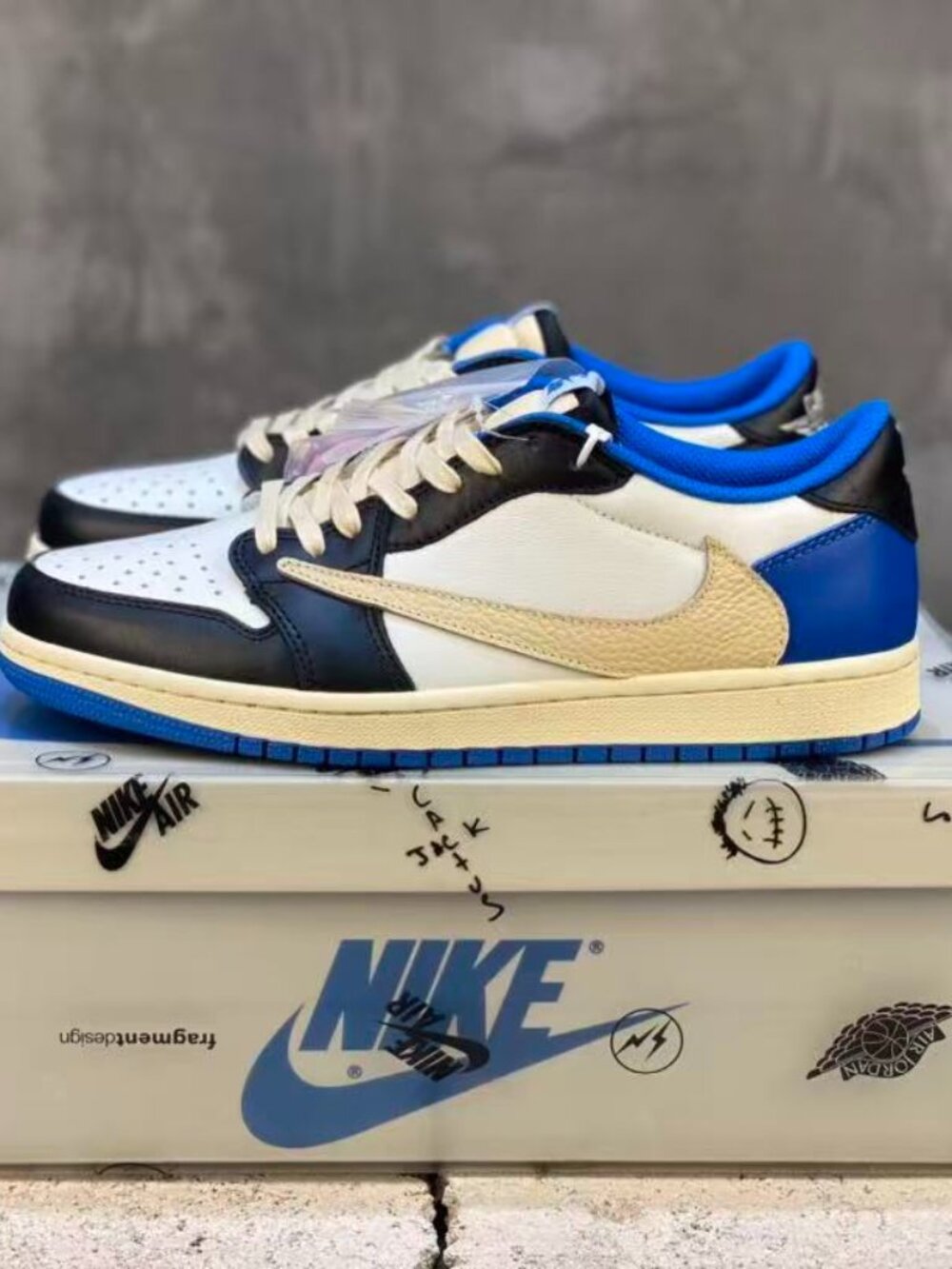 Jordan 1 Retro Low OG SP Fragment x Travis Scott